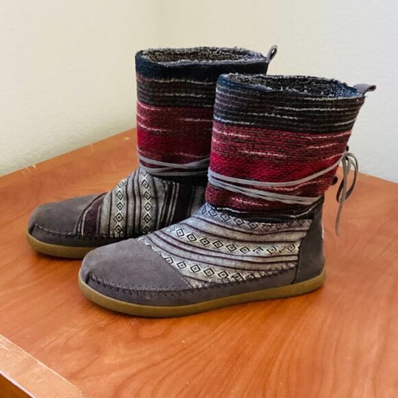 Tom's Nepal Boots Suede Wool Gray Red Fair Isle Mixed Woven Pull-on Size 8.5 - Picture 2 of 7